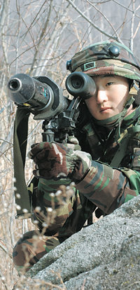 강원 인제·홍천 육군과학화전투훈련장에서 북한군 역할을 하는 전문대항군의 한 병사가 모의 RPG-7 대전차무기로 훈련부대의 전차를 공격하고 있다. 인제·홍천=황유성 국방전문기자