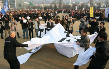“의료법 개정안 반대”6일 경기 정부과천청사 앞에서 열린 의료법 개정 반대 집회에서 의사들이 ‘의료악법’이란 문구가 적힌 천을 찢으며 의료법 개정안을 규탄하는 행사를 갖고 있다. 이날 서울 인천 지역 일부 의원들이 휴진했으나 의료 공백은 크지 않았다. 과천=강병기 기자