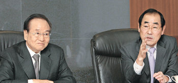 윤종용 삼성전자 부회장(오른쪽)과 채영복 한국과학기술단체총연합회 회장이 6일 서울 종로구 세종로 동아미디어센터 회의실에서 위기에 빠진 한국 과학교육을 살리기 위한 방안에 대해 얘기를 나눴다. 김재명 기자