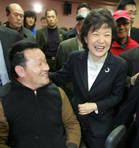 호남지역 찾아가고…6일 전남 여수시를 방문한 박근혜 전 한나라당 대표가 전남대에서 장애인 문화협회 초청 특강을 마친 뒤 참석자들과 기념촬영을 하며 웃고 있다. 여수=연합뉴스