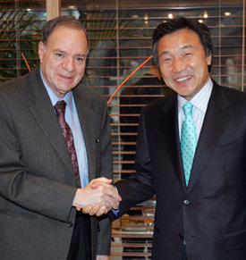 한반도 전문가 만나고…손학규 전 경기지사(오른쪽)가 6일 서울 시내의 한 호텔에서 한반도 문제 전문가인 돈 오버도퍼 미국 존스홉킨스대 교수를 만나 악수하고 있다. 연합뉴스