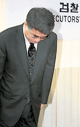 고개숙인 검찰제이유그룹 로비 의혹 사건 수사 검사의 피의자 거짓 진술 요구 파문과 관련해 선우영 서울동부지검장이 6일 오후 기자회견에서 대국민 사과를 한 뒤 고개를 숙이고 있다. 연합뉴스