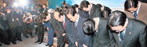 열린우리당의 김한길 전 원내대표와 강봉균 전 정책위의장 등 의원 23명이 6일 국회에서 탈당 기자회견을 한 뒤 국민에게 심려를 끼쳐 죄송하다며 고개를 숙이고 있다. 김동주 기자