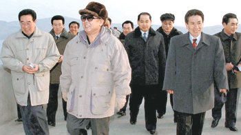 지난달 22일 평안북도 태천4호청년발전소를 둘러보고 있는 김정일 국방위원장.