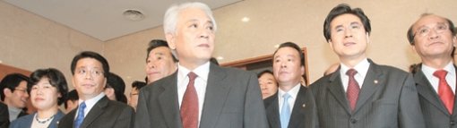 열린우리당의 김한길(가운데) 전 원내대표를 비롯한 중도개혁 성향 의원 23명이 6일 국회에서 탈당을 공식 선언하는 기자회견을 한 뒤 회견장을 나서고 있다. 김동주 기자