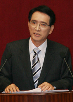 제1당 원내대표 자격으로 7일 국회 본회의장에서 교섭단체 대표연설하는 김형오 한나라당 원내대표. 김동주기자