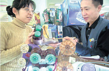 설 선물로 디지털 기기를 해주고 싶다면 연령별 특성에 맞춰 골라야 한다. 부모님 등 노년층에 인기 높은 선물은 안마기다. 사진 제공 테크노마트