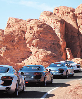아우디 R8 테스트 차량들이 라스베이거스 인근 ‘밸리 오브 파이어’ 주립공원 지역을 달리고 있다.