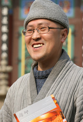 모처럼 서울을 찾은 불교 월간지 ‘해인’ 편집장 종현 스님이 조계사 대웅전 앞에서 지령 300호 ‘해인’을 들고서 있다. 이훈구 기자