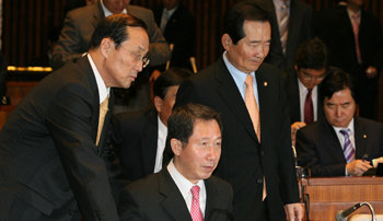 잔류파들은 7일 국회에서 열린 열린우리당 의원총회에 참석한 장영달 원내대표, 김근태 당의장, 정세균 차기 당의장 후보(앞줄 왼쪽부터). 김 의장은 이날 “탈당한 의원들이 원칙과 명분에 충실했는지 의문”이라고 말했다. 김동주 기자