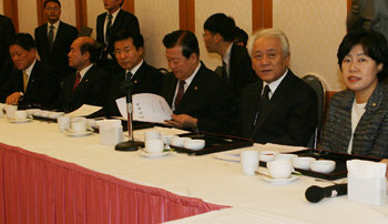 집단 탈당파들은 6일 열린우리당을 탈당한 김한길 의원(오른쪽에서 두 번째) 등 23명의 의원이 7일 오전 국회에서 첫 전체회의를 열고 있다. 김 의원 등은 이날 회의에서 교섭단체 구성 방안을 협의했다. 이종승  기자