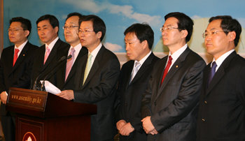 천정배 그룹은 열린우리당을 탈당한 최재천 이종걸 이계안 천정배 제종길 정성호 우윤근 의원(왼쪽부터) 등이 7일 오전 국회에서 기자회견을 열고 가칭 ‘민생정치 준비모임’ 발족을 선언하고 있다. 김동주  기자