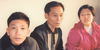 박인호 씨(가운데)가 최근 마련한 전셋집에서 아들 진수, 딸 은주와 함께 도움을 준 분들에게 고마움을 표시하고 있다. 부산=조용휘 기자