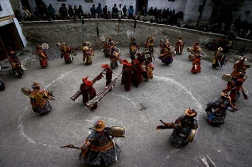 인도 라다크의 ‘챰’. 부처의 가르침을 방해하는 악귀들을 쫓기 위해 티베트 불교의 사원의례를 올리고 있다.