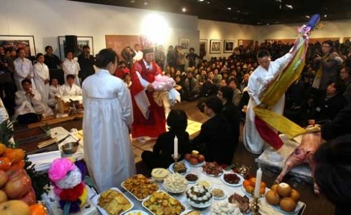 7일 서울 인사동 인사아트센터에서 열린 사진작가 고 김수남 추모사진전에서 김금화 만신이 ‘황해도 진오기굿’을 펼치고 있다.
