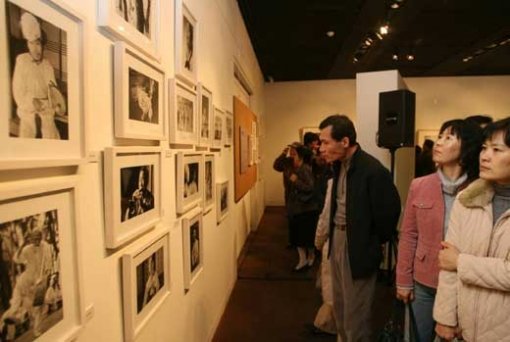 전시회장을 찾은 관람객들이 고인의 작품을 감상하고 있다.