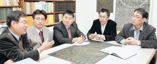 7일 오후 이용복 교수의 강의를 듣기 위해 서울교대의 한 강의실에 모인 김선모 김동준 박종설 권건혁 씨(왼쪽부터). 각자 한의원을 운영하고 있는 이들 한의사는 매주 수요일 오후 고천문학을 공부하는 모임을 열고 있다. 사진 제공 박창민 씨