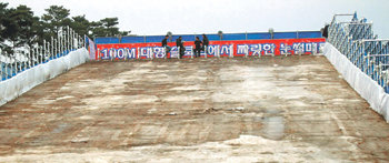 바닥 드러낸 눈썰매장 최근 부산의 낮 최고기온이 16.6도까지 올라가는 이상고온 현상이 계속되자 7일 부산 금정경륜공원 잔디광장에 조성된 야외 눈썰매장의 눈이 모두 녹아 바닥을 드러냈다. 부산=연합뉴스