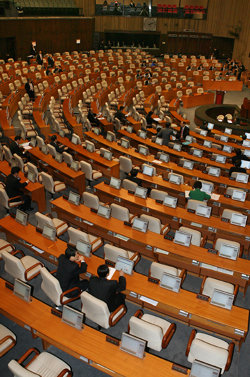 지각 구태 여전 8일 국회 정치 통일 외교 안보 분야 대정부 질문은 의원들의 지각으로 회의 정족수(재적의원 5분의 1인 60명)가 차지 않아 개의 시간을 20분이나 넘긴 오후 2시 20분에 간신히 시작됐다. 이종승 기자