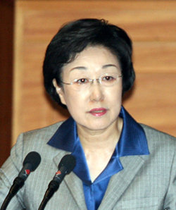 8일 대정부질문에 출석해 한 의원의 질의를 듣고 있는 한명숙 국무총리. 이종승 기자