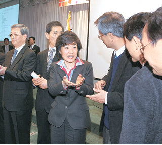 유신 반대 학생운동을 하다가 제적된 학생모임인 ‘71동지회’ 회원들과 이야기를 나누고 있는 박근혜 전 한나라당 대표(가운데). 김동주 기자