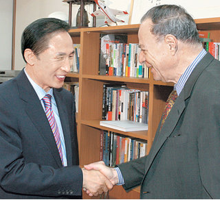미국의 한반도 전문가인 돈 오버도퍼 존스홉킨스대 교수와 악수를 하고 있는 이명박 전 서울시장(왼쪽). 이종승 기자