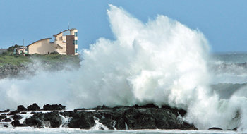 집채만 한 파도 지난해 7월 한반도를 강타한 태풍 에위니아. 제주 서귀포시 대정읍 신도리 해안에 집채만 한 파도가 덮치고 있다. 한반도를 덮치는 태풍의 건수는 큰 변동이 없지만 태풍의 강도와 피해액 규모는 계속 커지고 있다. 동아일보 자료 사진