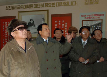 북한 김정일 국방위원장이 함경북도 청진시 청진광산금속대학을 시찰하고 있다. 조선중앙방송은 7일 밤 김 위원장의 시찰을 보도했다. 조선중앙통신 연합뉴스