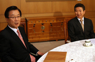 9일 노무현대통령과 한나라당 강재섭대표 회담. 김경제기자
