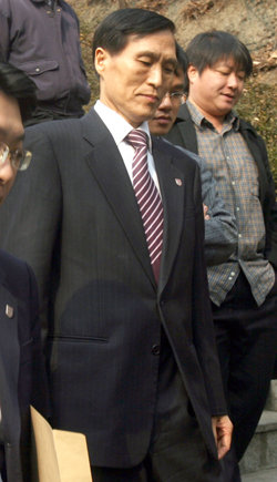 9일 고려대 이필상총장이 자신의 거취문제와 관련해 기자회견을 하기 위해 오른손으로 담화문용지를 쥐고 교수총회가 열리고 있는 인촌기념관을 나서고 있다. 신원건기자