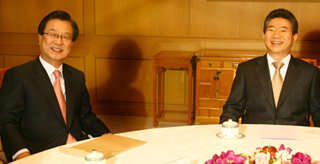 노무현 대통령이 9일 청와대에서 강재섭 한나라당대표와 회담을 하고 있다.회담중 개헌만빼고 모두 민생이라고 강재섭대표가 말하자 환하게 웃고 있다. 김경제기자