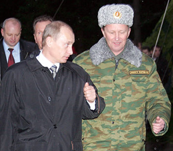 러시아가 막대한 오일머니를 바탕으로 옛 소련 시절의 군사대국 위상 회복에 나섰다. 블라디미르 푸틴 대통령(왼쪽)과 세르게이 이바노프 국방장관이 지난해 12월 토폴-M 미사일 발사 시험장에서 이야기를 하고 있다. 사진 제공 리아노보스티