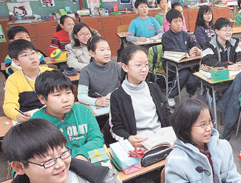 9일 서울 양천구 목6동 영도초등학교 5학년 교실에서 아이들이 수업을 받고 있다. 목동 지역은 해마다 학교별로 5, 6학년생이 100여 명이나 전학을 오기 때문에 학급당 학생 수가 48명이나 된다. 김재명 기자
