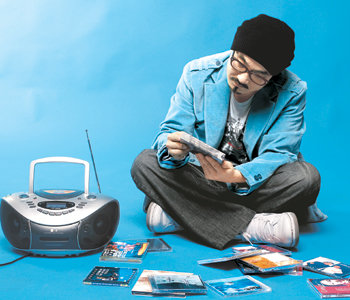 가수 박상민이 음반을 고르고 있다. 선글라스로 유명한 그는 인터뷰가 팬들을 위한 설날 세배처럼 느껴진다며 색이 없는 안경을 썼다. 원대연 기자