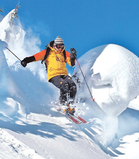 헬기로 해발 1500∼3000m 높이의 고산에 올라가 그곳에 펼쳐진 설원에서 스키를 타는 헬리스키의 진정한 매력은 자연 속에서 스키를 즐기는 데 있다. CMH 산악가이드의 다운힐 모습. 사진 제공 CMH