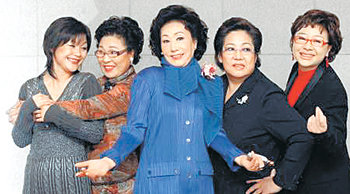 지난달 개봉한 영화 ‘마파도2’의 할머니들. 남자를 밝히고 예쁜 척하는 이들에게서 고리타분한 할머니를 찾아보기 힘들다. 사진 제공 코리아엔터테인먼트