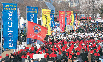 11일 경기 과천시 정부과천청사 앞 잔디광장에서 대한의사협회 소속 의사 등 2만여 명이 ‘의료법 개악 저지 궐기대회’를 열고 의료법 개정안의 전면 철회를 요구하고 있다. 과천=김재명 기자