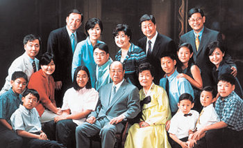 올해 서울대 이공계 동문 13호를 배출한 최정규 군 가족. 가족 동문회장 격인 최 군의 외할아버지 임대철 씨(가운데) 부부와 2남 2녀를 비롯해 손자 손녀들이 함께 가족사진을 찍었다. 사진 제공 최정규 군 가족