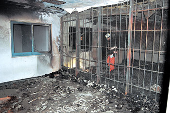 ‘희망’ 삼켜버린 참사현장전남 여수출입국관리사무소 화재 현장. 11일 화재로 보호시설 내의 집기가 모두 타 재가 됐지만 쇠창살문은 굳게 닫혀 있다. 여수=연합뉴스