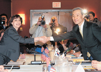 11일 오후(현지 시간) 미국 워싱턴 코트호텔에서 열린 한미 자유무역협정(FTA) 7차 협상 전체회의에서 한국 측 김종훈 수석대표(오른쪽)와 미국 측 웬디 커틀러 수석대표가 악수하고 있다. 워싱턴=연합뉴스