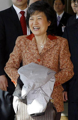 박근혜 전 한나라당 대표가 11일 미국 방문을 위해 인천국제공항 귀빈실에 들어서며 활짝 웃고 있다. 인천=국회사진기자단