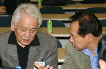 열린우리당을 집단 탈당한 의원 모임인 ‘통합신당의원모임’ 워크숍이 10, 11일 경기 용인시 중소기업인력개발원에서 열렸다. 김한길 전 열린우리당 원내대표와 앞서 탈당했다가 이 모임에 합류하기로 한 염동연 의원이 워크숍 중에 대화를 나누고 있다. 용인=김동주 기자