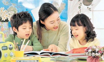 새학기를 맞이해 학습지로 자녀를 공부시키려는 학부모들이 많다. 학습지를 고를 때는 전문가가 체계적으로 개발했는지, 아이의 적성에는 맞는지 등을 고려해야 한다. 동아일보 자료 사진