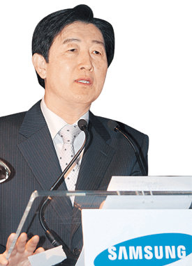 ‘3GSM 세계회의’에 참석하기 위해 스페인 바르셀로나를 방문한 최지성 삼성전자 정보통신총괄 사장이 11일(현지 시간) 오전 한 호텔에서 열린 기자간담회에서 기자들의 질문에 답변하고 있다. 바르셀로나=연합뉴스