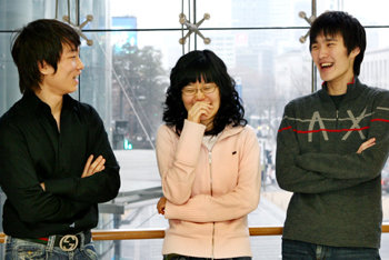 2007학년도 대학수학능력시험에서 전년도보다 원점수를 16∼50점 높여 원하는 대학에 합격한 재수생인 이태훈, 류정은, 허성우(왼쪽부터) 씨는 재수에 성공하려면 “빨리 좌절감을 털고 휴대전화, 친구, 게임 등을 포기해야 한다”고 조언했다. 김미옥  기자