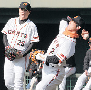 ‘OL포’의 수비훈련일본 미야자키에서 열리고 있는 요미우리 전지훈련에 참가한 이승엽(왼쪽)이 자신과 함께 ‘OL포’의 한 축을 담당할 오가사와라 미치히로의 훈련을 지켜보고 있다. 미야자키=연합뉴스