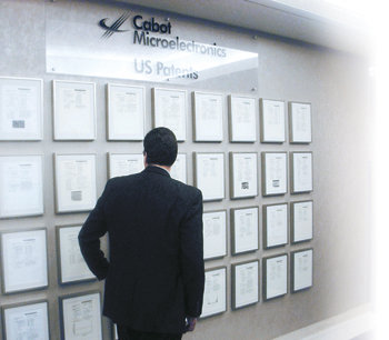 반도체 원판 연마제 ‘CMP 슬러리’ 제조업체인 캐봇 마이크로일렉트로닉스 본사 1층 로비에 걸려 있는 특허 등록증. CMP 슬러리 분야 세계 1위인 이 회사는 창업 후 6년간 120개의 특허를 등록했고, 특허 출원이 진행 중인 것도 100개가 넘는다. 시카고=황진영 기자