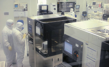 캐봇 마이크로일렉트로닉스 연구원들이 클린 룸에서 ‘CMP 슬러리’ 제품 테스트를 하고 있다. 이 회사는 CMP 슬러리를 실제로 사용하는 고객사와 같은 환경에서 테스트를 하기 위해 클린 룸을 만들었다. 시카고=황진영 기자