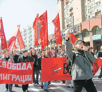 지난해 5월 1일 노동자의 날을 맞아 모스크바에서 시가행진을 벌이는 공산당원들. 2월 혁명 90주년을 앞둔 러시아에서는 최근 2월 혁명을 역사적으로 재평가하는 움직임이 활발하게 일고 있다. 사진 출처 러시아 인터넷 사이트 얀덱스