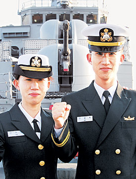 남매 해군 장교인 안미영 대위(왼쪽)와 안승화 중위가 12일 해군 함정에 올라 필승의 의지를 다지며 주먹을 쥐어 보이고 있다. 사진 제공 해군